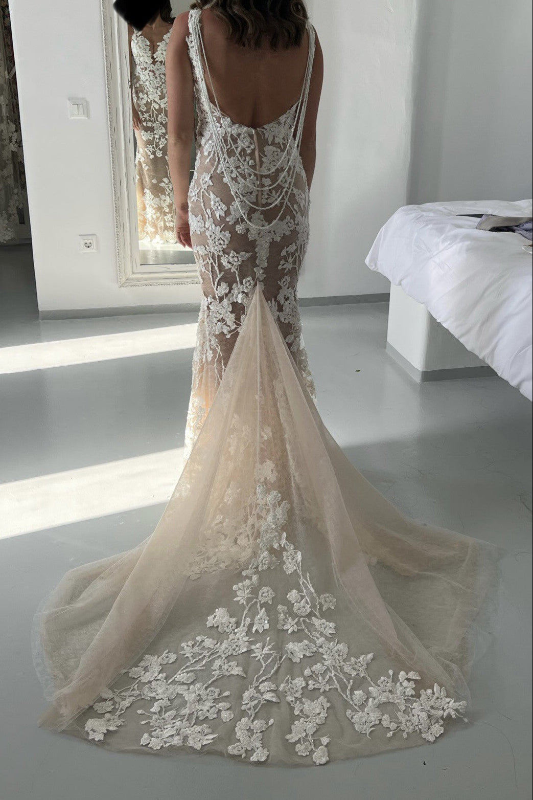 Luxury Mermaid V-neck Tulle Sweep Train Wedding Dresses with Appliques Lace