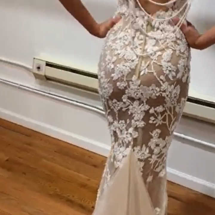 Luxury Mermaid V-neck Tulle Sweep Train Wedding Dresses with Appliques Lace