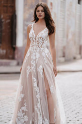 Chic Spaghetti Straps V-Neck Open Back Tulle Appliques Lace Wedding Dress