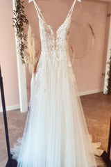 Beautiful Long A-Line Tulle Backless Wedding Dress with Lace Appliques