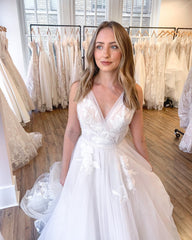 Beautiful Sleeveless A-line V-neck Wedding Dress With Lace Appliques Tulle