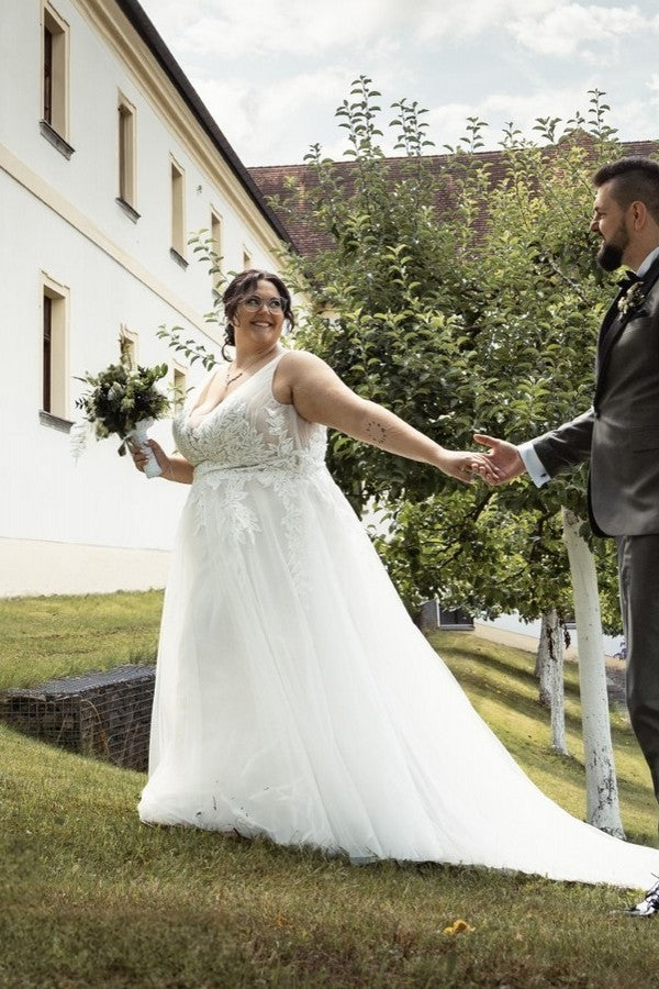 Babyonlines Boho Sleeveless Plus Size Wedding Dresses with Lace Applique