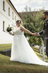 Babyonlines Boho Sleeveless Plus Size Wedding Dresses with Lace Applique