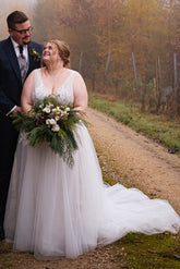 Babyonlines Boho V-neck Sleeveless Plus Size Wedding Dresses with Lace Appliue