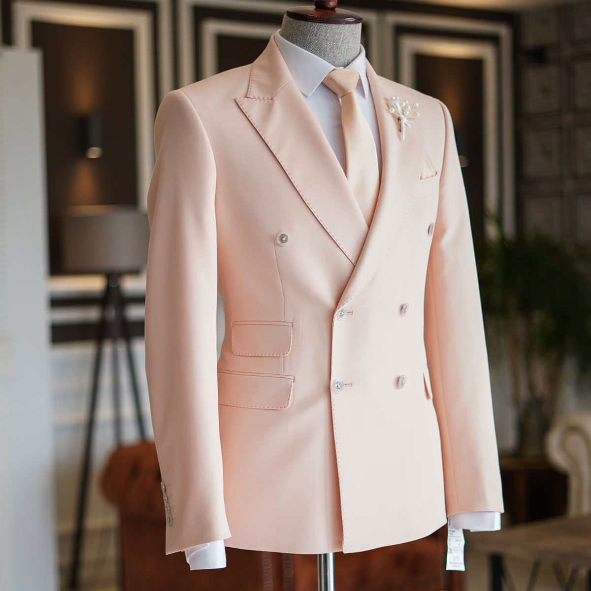 Casual Double-Breasted Pink Reception Suit with Peaked Lapel for Prom