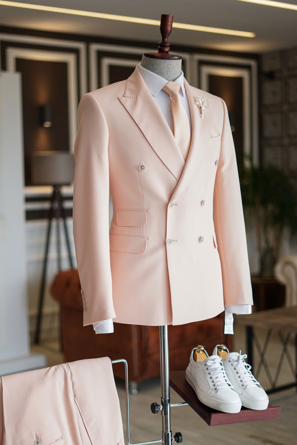 Casual Double-Breasted Pink Reception Suit with Peaked Lapel for Prom
