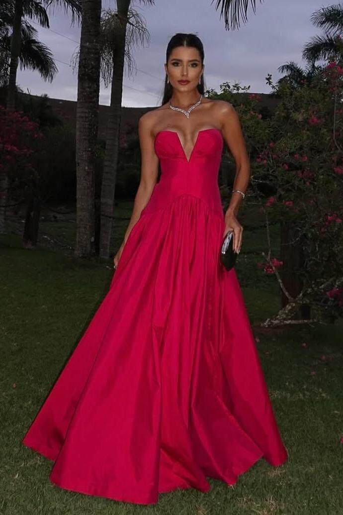 Chic Strapless V Neck Long Pleated Prom Dress
