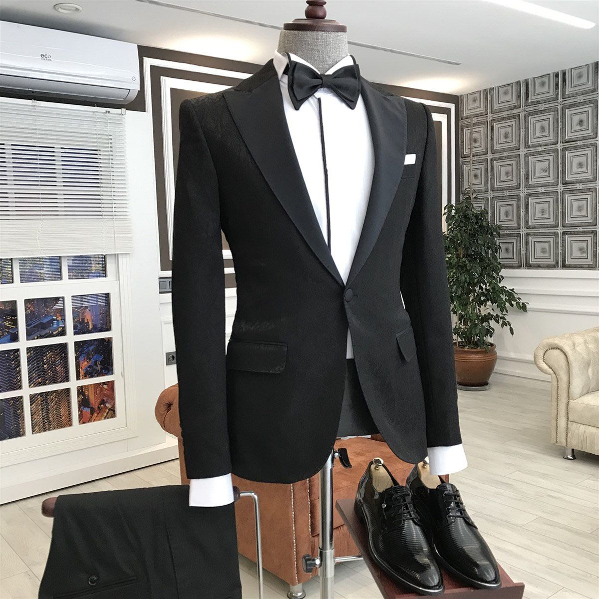 Classic Best-Fit Black Peaked Lapel Wedding Blazer for Groom