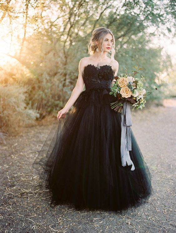 Classy Black Sweetheart Long Wedding Dress with Open Back and Lace Tulle