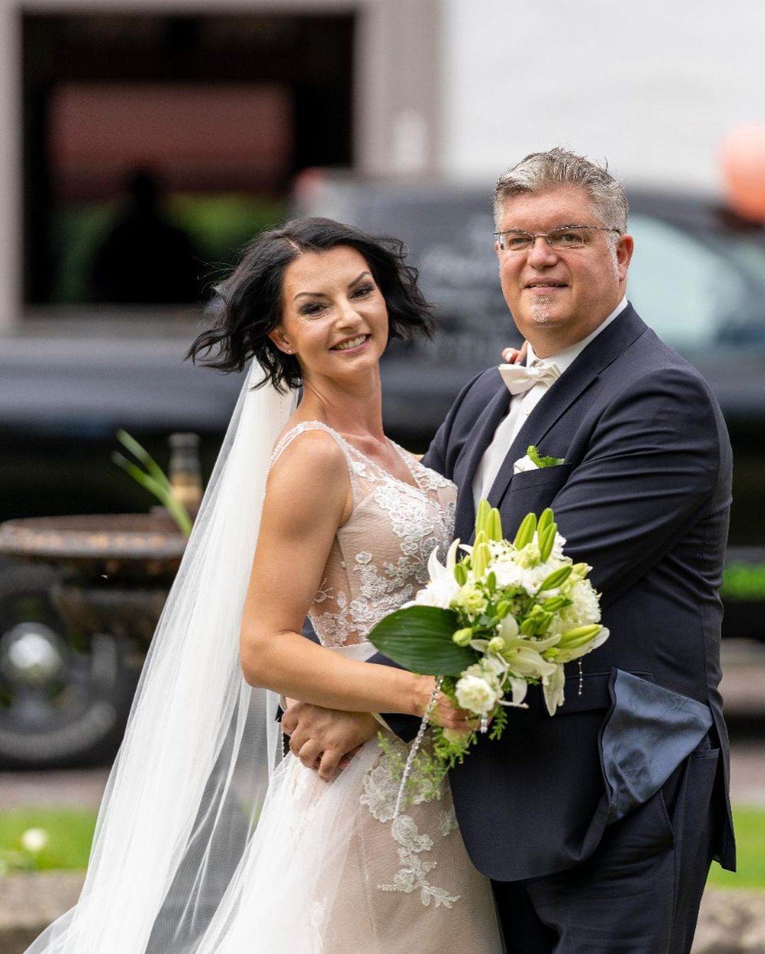 Deep V-neck A-Line Wedding Dress Floor-length With Backless Design Lace Appliques Tulle