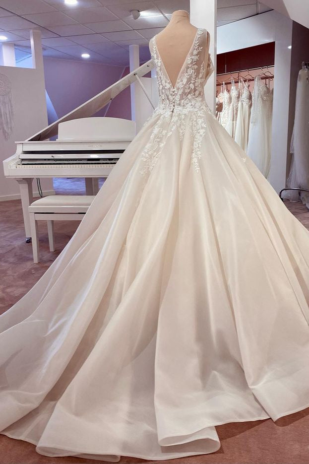 Elegant A-Line Bateau Long Sleeves Floor-length Wedding Dress With Appliques Lace Tulle
