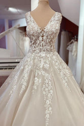 Elegant A-Line Bateau Long Sleeves Floor-length Wedding Dress With Appliques Lace Tulle