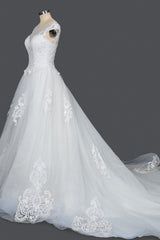 Elegant Cap Sleeve Sheer Tulle Ball Gown Wedding Dress with Lace V-Neck