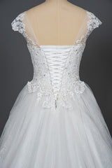 Elegant Cap Sleeve Sheer Tulle Ball Gown Wedding Dress with Lace V-Neck
