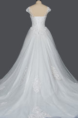 Elegant Cap Sleeve Sheer Tulle Ball Gown Wedding Dress with Lace V-Neck