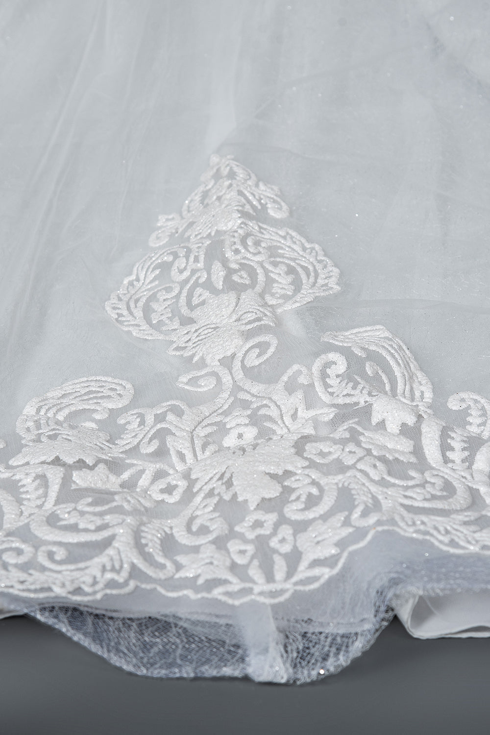 Elegant Cap Sleeve Sheer Tulle Ball Gown Wedding Dress with Lace V-Neck