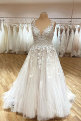 Elegant Deep V-Neck A-Line Spaghetti Strap Wedding Dress with Ruffles and Tulle Lace Appliques