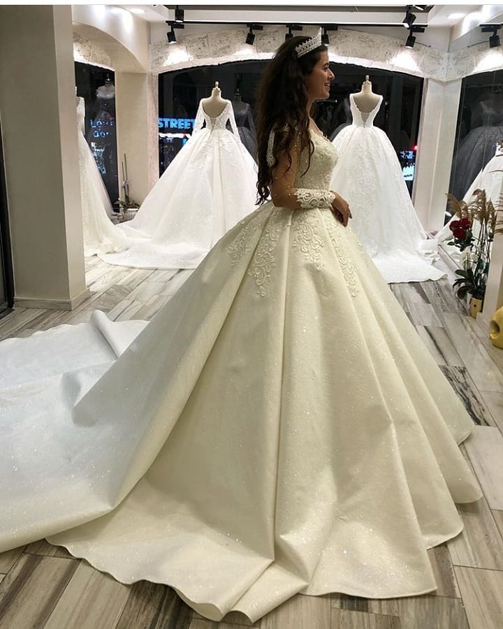 Elegant Long Sleeve Princess Sweetheart Satin Wedding Dress with Appliques