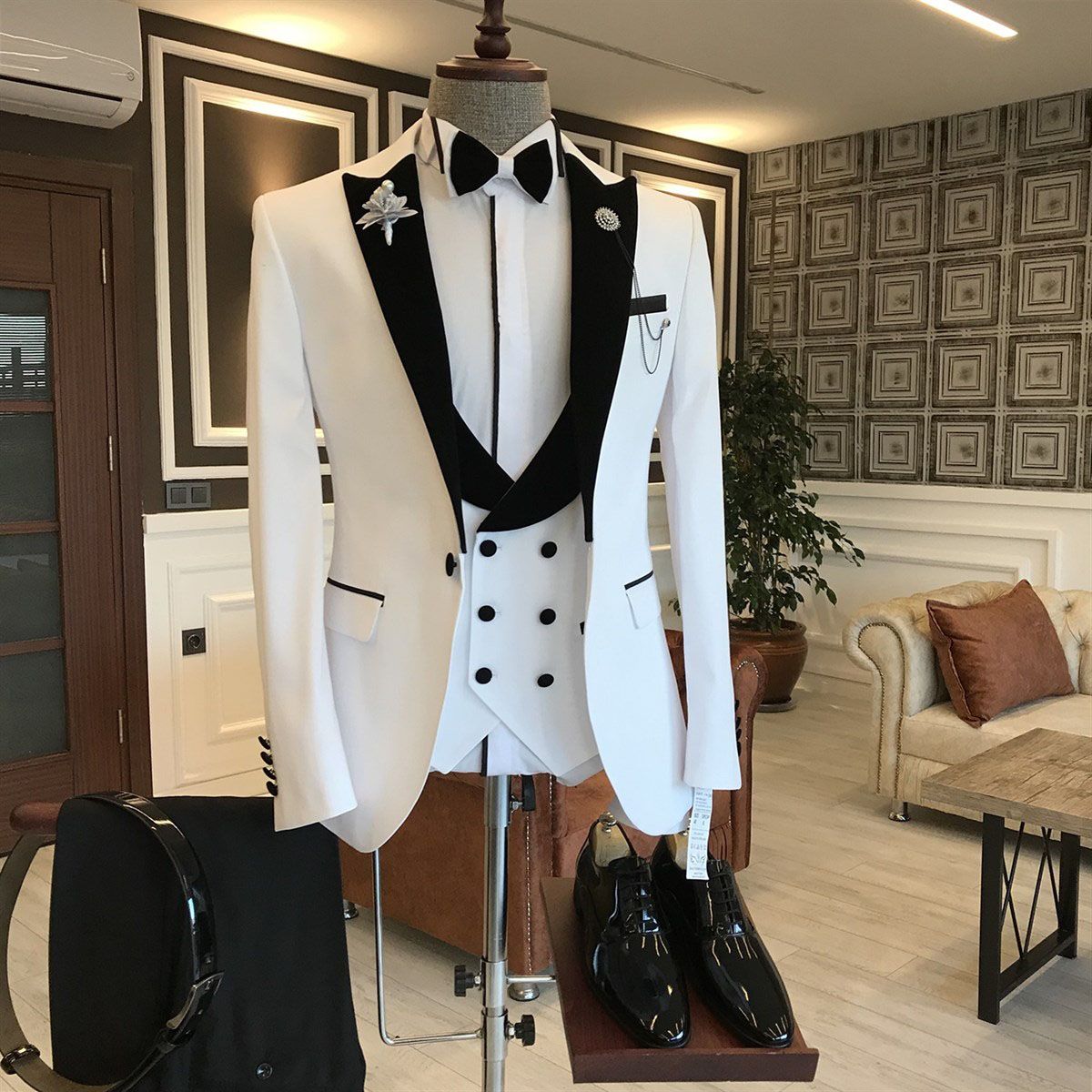 Elegant White and Black One-Button Prom Suit with Peaked Lapel