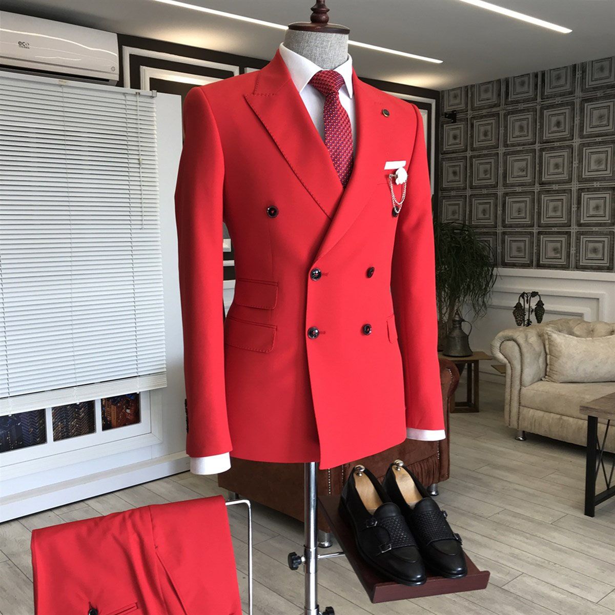 Fashionable Double-Breasted Red Wedding Suit with Peaked Lapel for Groom