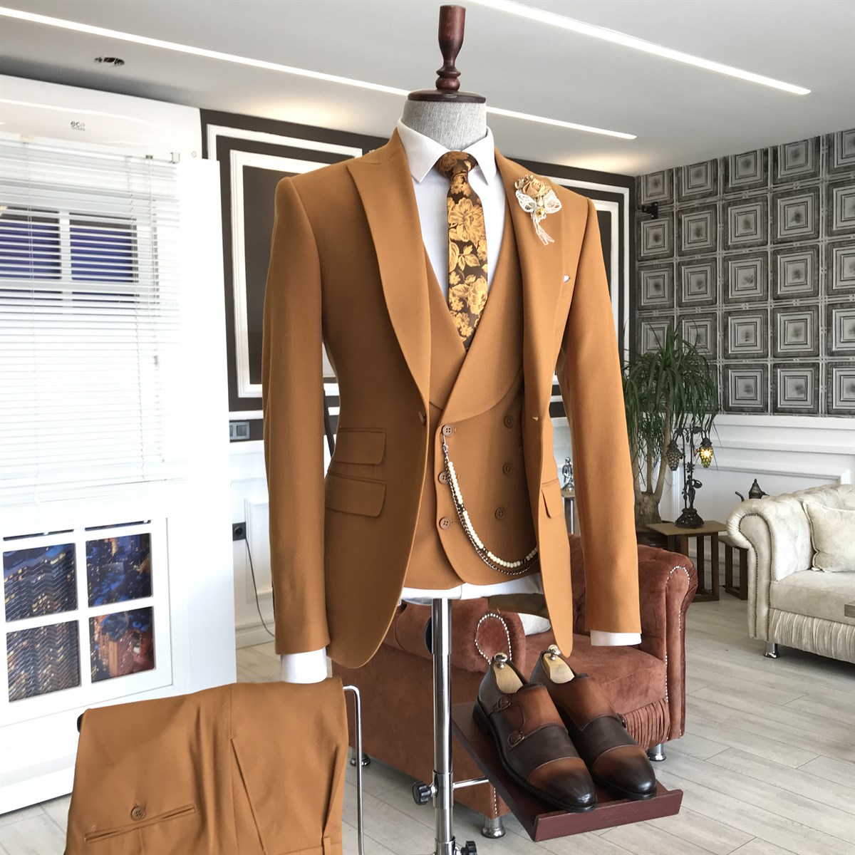 Gentle Double-Breasted Orange Prom Suit with Peaked Lapel