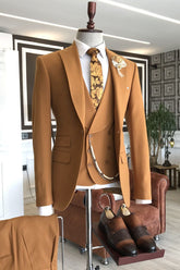 Gentle Double-Breasted Orange Prom Suit with Peaked Lapel