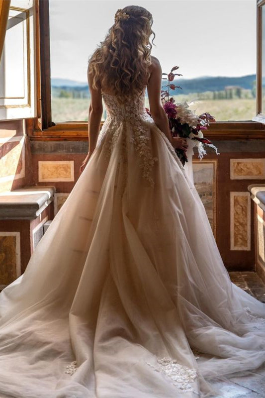 Glamorous Sweetheart Tulle Princess Wedding Dress with Lace Appliques
