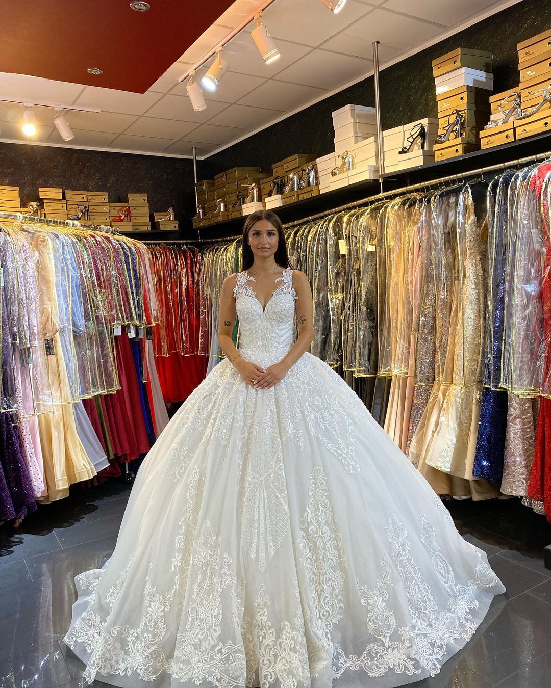 Gorgeous Lace Backless Floor-Length Wedding Dress with Train and V-Neck Appliques