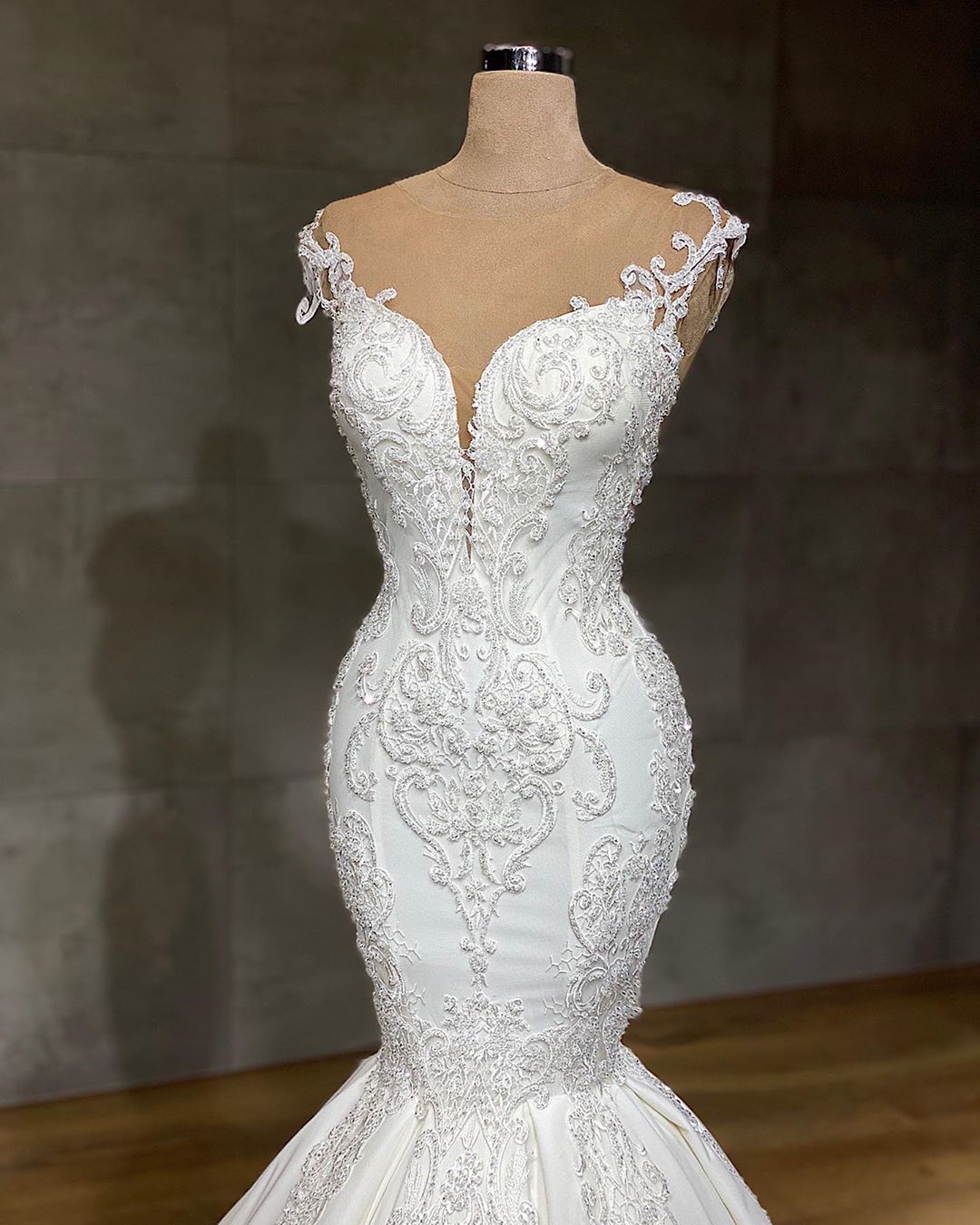 Lace Sweetheart V-Neck Sleeveless Mermaid Wedding Dress with Appliques