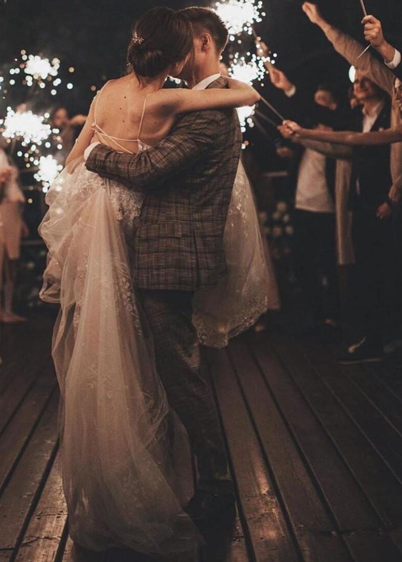 Long Sleeveless Tulle Lace Spaghetti Strap A-Line Wedding Dress with V-Neck