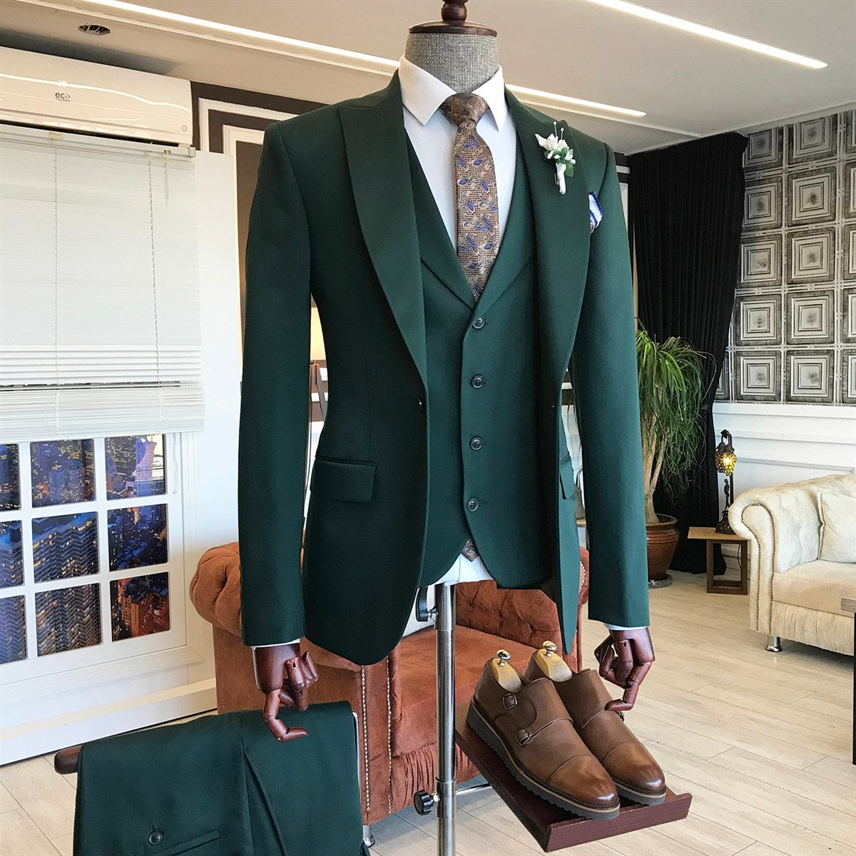 Modern Dark Green Three-Piece Dinner Suit with Peaked Lapel