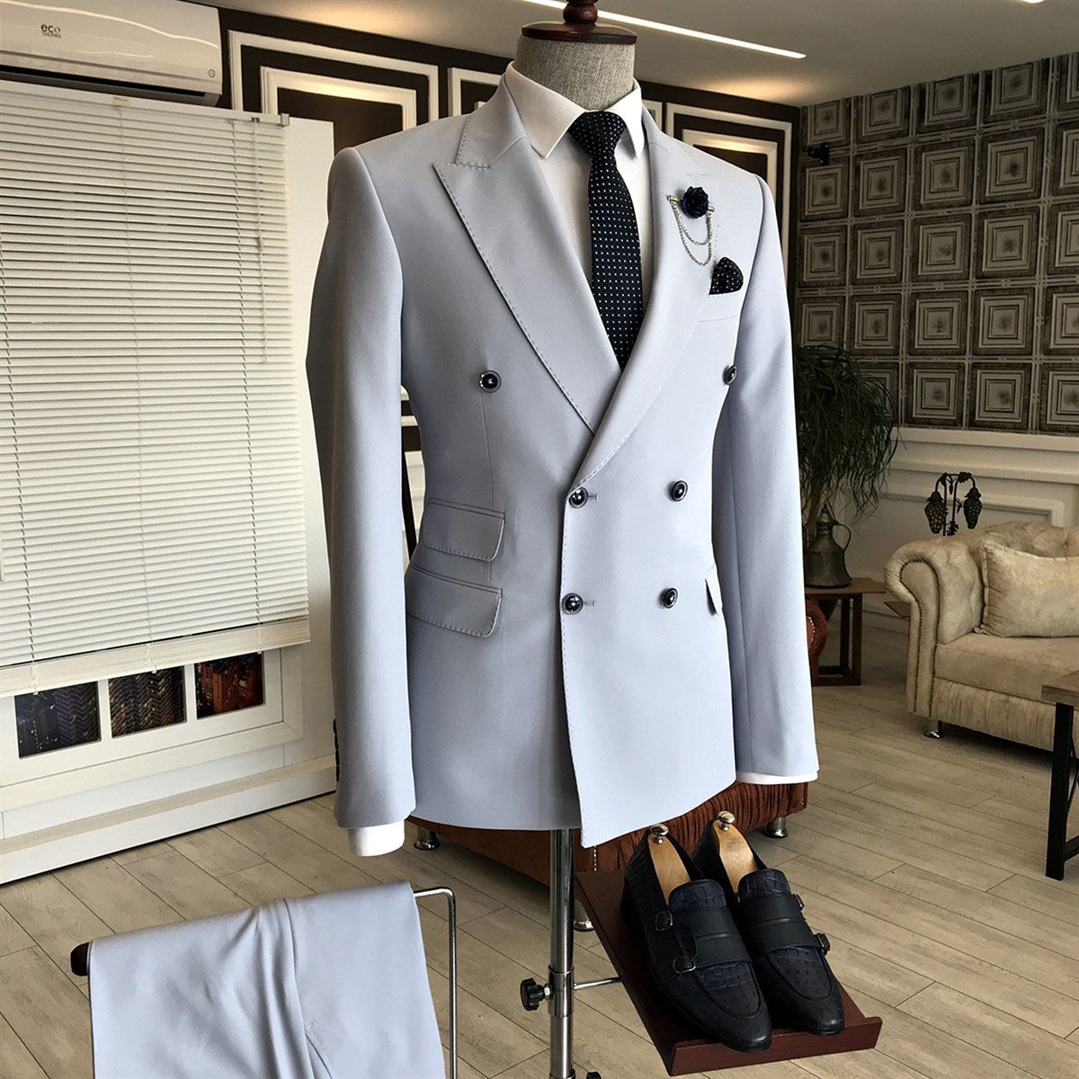 New Arrival Double-Breasted Peaked Lapel Wedding Suit for Men