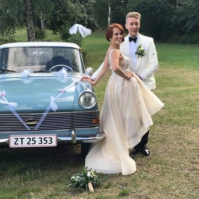 Off the Shoulder Ball Gown Wedding Dress Long Sleeves With Appliques Lace