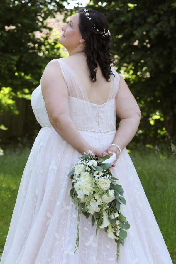 Babyonlines Plus Size Sleeveless Tulle Wedding Dresses with Lace Applique