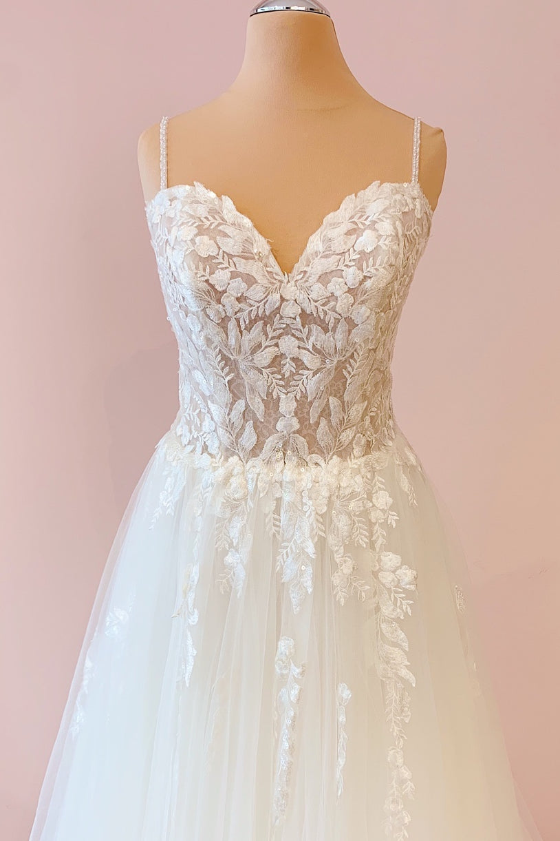 Pretty A-Line Spaghetti Strap Sweetheart Tulle Wedding Dress with Lace Appliques