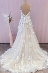 Stunning Spaghetti Strap A-Line Floor-Length Tulle Wedding Dress with Lace Appliques