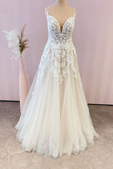 Stunning Spaghetti Strap A-Line Floor-Length Tulle Wedding Dress with Lace Appliques