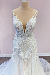 Stunning Spaghetti-Straps A-Line Wedding Dress With Sweetheart Neckline Appliques Lace