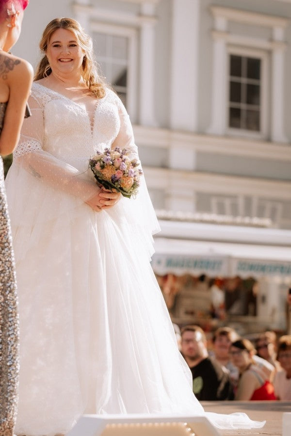 Babyonlines V-neck Long Sleeves Plus Size Lace Wedding Dresses