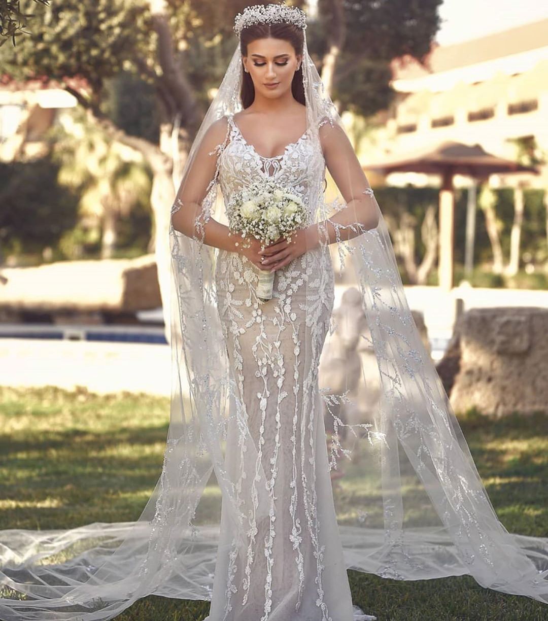 V-Neck Tulle Lace Long Mermaid Wedding Dress with Detachable Train
