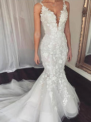 Applique Lace Trumpet/Mermaid V-neck Tulle Sweep Train Wedding Dress
