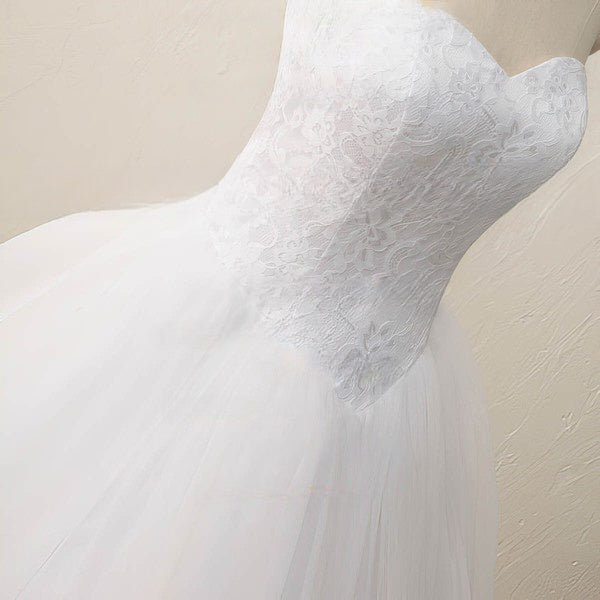Beautiful Sweetheart Ball Gown Wedding Dress with Lace Appliques