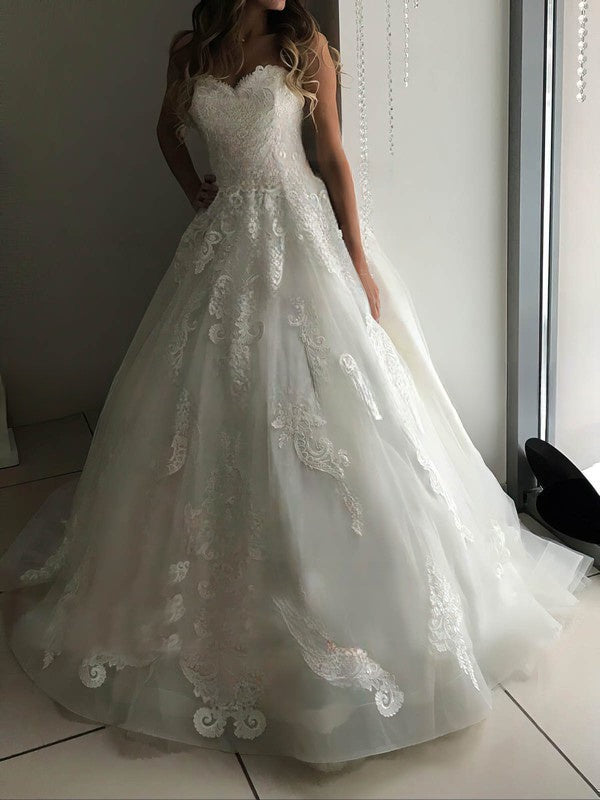 Beautiful Sweetheart Ball Gown Wedding Dress with Tulle Sweep Train and Appliques Lace