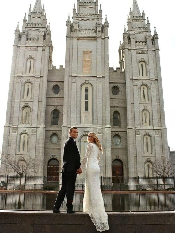 Beautiful Trumpet/Mermaid Scoop Neck Lace Sweep Train Wedding Dresses