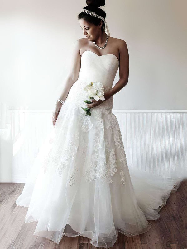 Elegant Ball Gown Sweetheart Tulle Chapel Train Wedding Dress With Appliques Lace