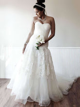 Elegant Ball Gown Sweetheart Tulle Chapel Train Wedding Dress With Appliques Lace