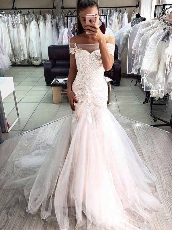 Elegant Off-the-Shoulder Trumpet/Mermaid Tulle Wedding Dress with Appliques Lace