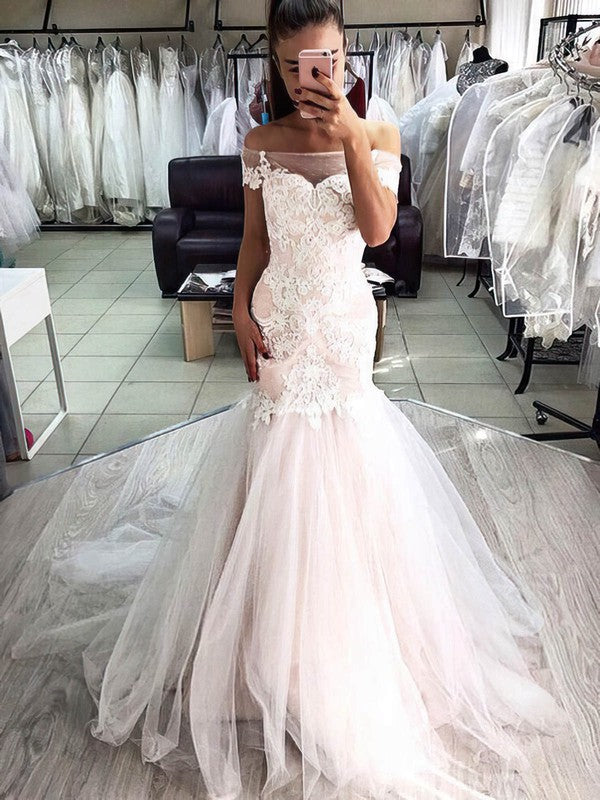 Elegant Off-the-Shoulder Trumpet/Mermaid Tulle Wedding Dress with Appliques Lace