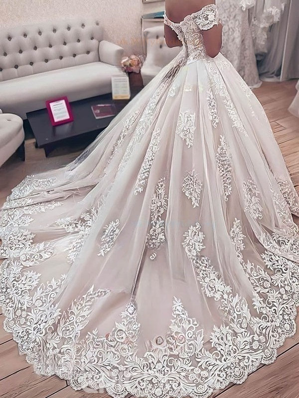 Elegant Off-the-shoulder Tulle Ball Gown Wedding Dress with Appliques Lace
