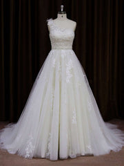 Elegant One Shoulder Tulle Wedding Dress With Appliques Lace